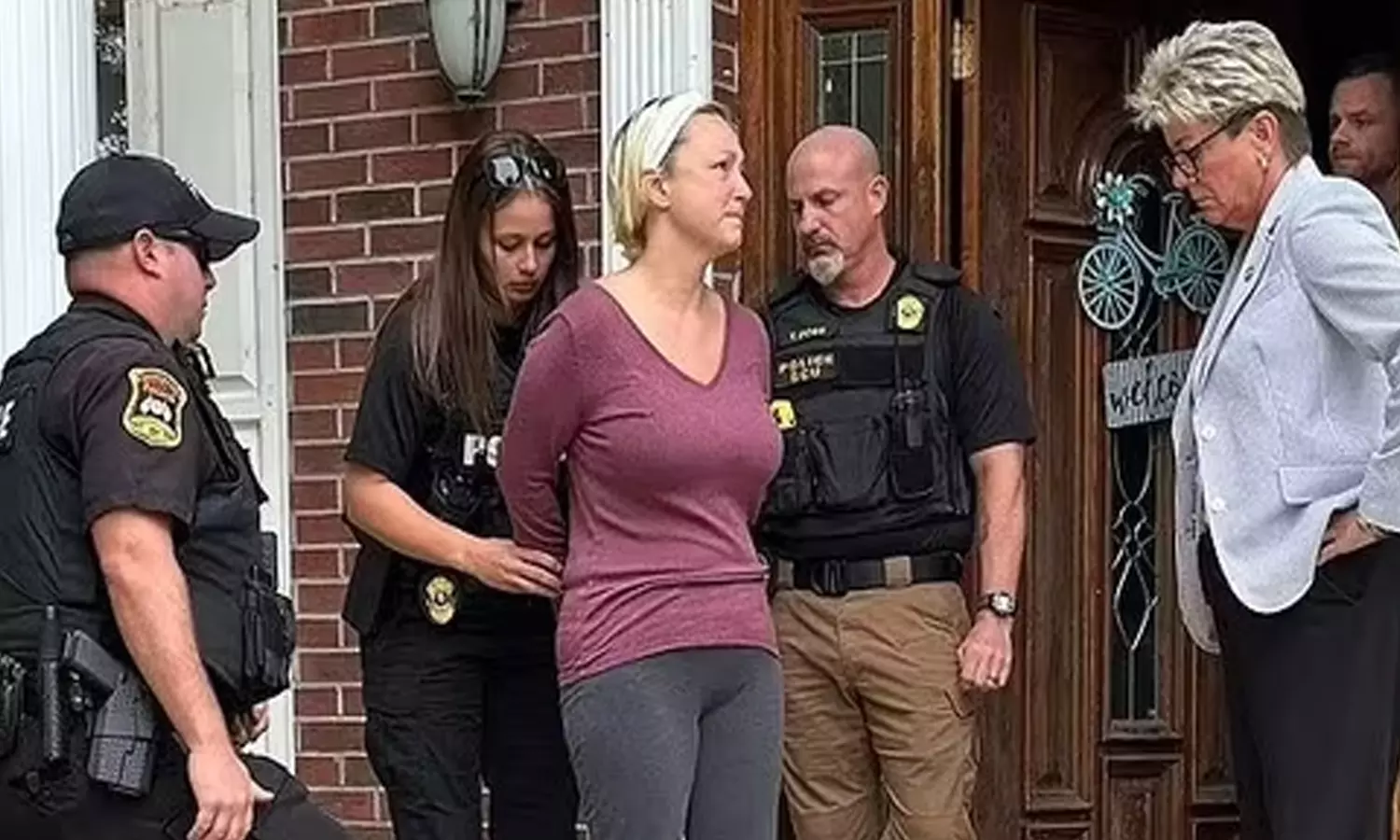 வேலியே பயிரை மேய்ந்த கதை: 12-வயது சிறுவனுடன் பாலியல் அத்துமீறலில் ஈடுபட்ட ஆசிரியை வேலியே பயிரை மேய்ந்த கதை: 12-வயது சிறுவனுடன் பாலியல் அத்துமீறலில் ஈடுபட்ட ஆசிரியை