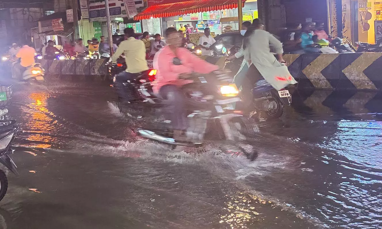 மழை நீருடன் கலந்த கழிவுநீரால் பொதுமக்கள் அவதி மழை நீருடன் கலந்த கழிவுநீரால் பொதுமக்கள் அவதி