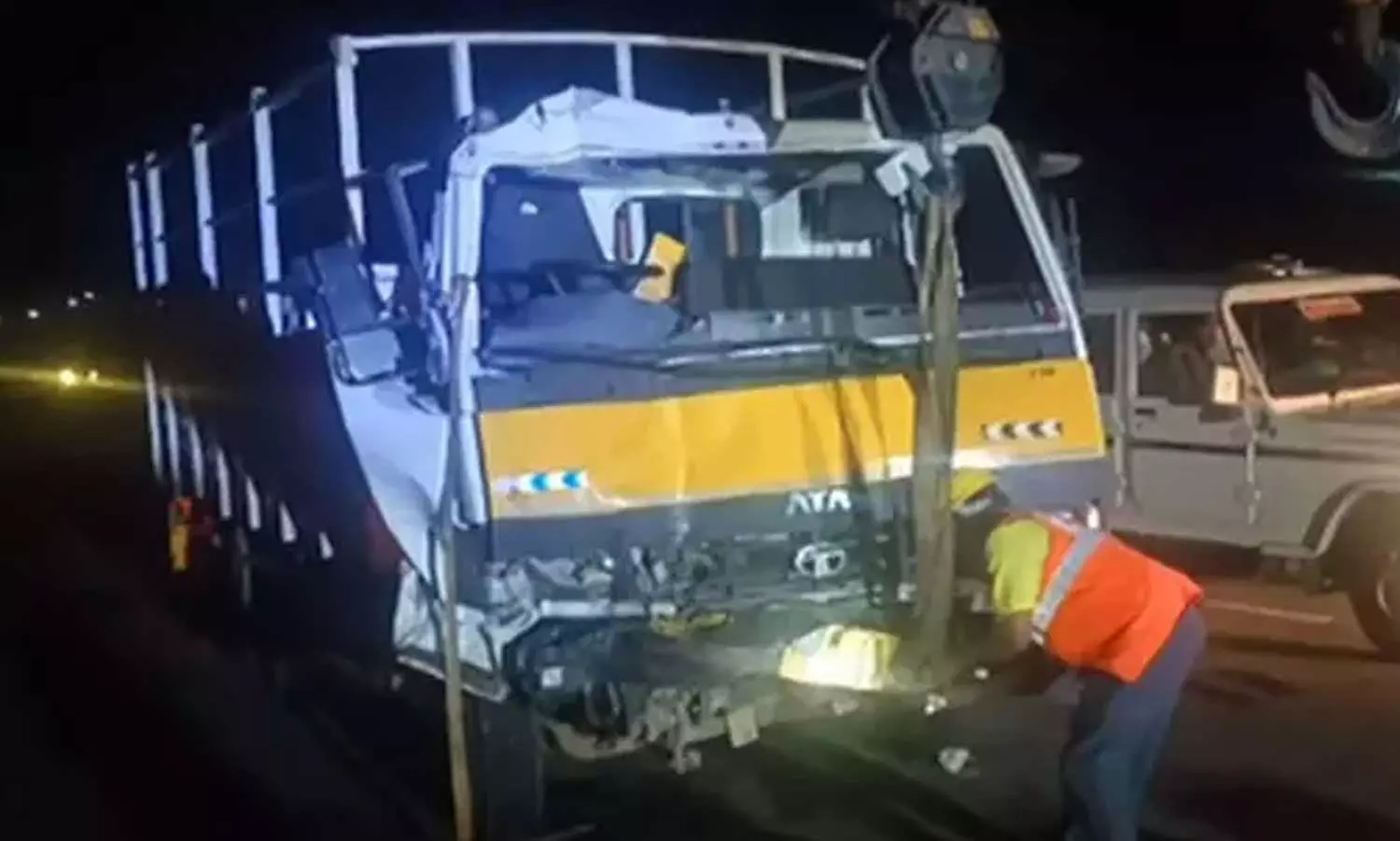 வாணியம்பாடி அருகே சோகம் - வேனும், லாரியும் மோதிய விபத்தில் 7 பேர் பலி