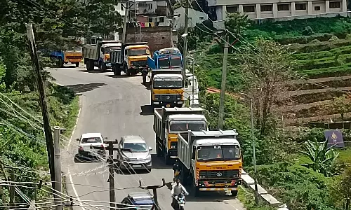 கொடைக்கானல்: மூஞ்சிக்கல் பகுதியில் கனரக வாகனங்கள் ஆக்கிரமிப்பால் விபத்து அபாயம்