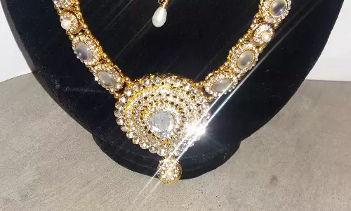 காளியம்மன் கோவிலில் நகைகள்  திருடிய வாலிபர்களுக்கு போலீஸ் வலை