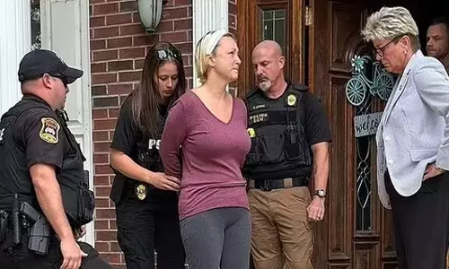 வேலியே பயிரை மேய்ந்த கதை: 12-வயது சிறுவனுடன் பாலியல் அத்துமீறலில் ஈடுபட்ட ஆசிரியை