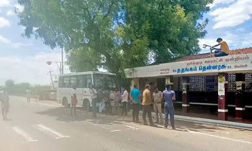 மானாசாலை சோதனை சாவடியில் போலீசார் தீவிர கண்காணிப்பு