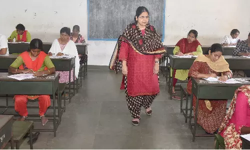 திண்டுக்கல்லில் இன்று வட்டார கல்வி அலுவலர்  தேர்வு எழுதிய 1,098 பேர் - கலெக்டர் ஆய்வு