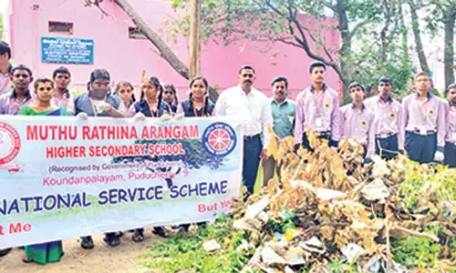 சனீஸ்வரர் குளத்தை தூய்மை செய்த முத்துரத்தினம் அரங்க பள்ளி மாணவர்கள்