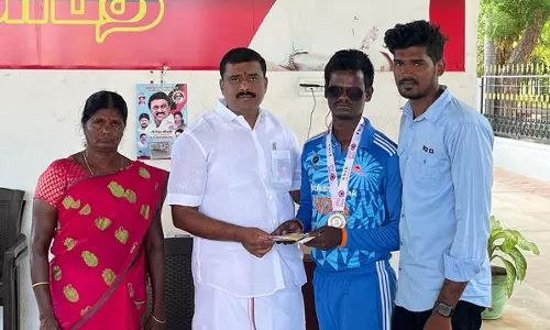 பார்வையற்றோருக்கான கிரிக்கெட் போட்டியில்  வெள்ளி பதக்கம் வென்ற விளாத்திகுளம் வீரருக்கு மார்க்கண்டேயன் எம்.எல்.ஏ. பாராட்டு