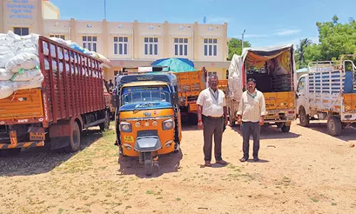 கோவில்பட்டியில் ஆவணங்கள் இன்றி இயங்கிய லாரி உள்ளிட்ட 4 வாகனங்கள் பறிமுதல்