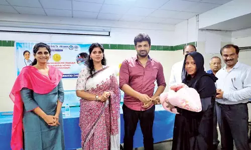 வெங்கடேஸ்வரா மருத்துவக்கல்லூரி மருத்துவமனையில் பிறந்த குழந்தைகளுக்கு தங்க காசு