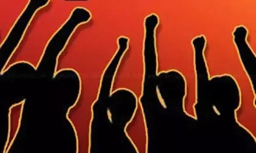 சுங்கச்சாவடியில் தே.மு.தி.க.வினர் முற்றுகை போராட்டம் நடத்தினர்