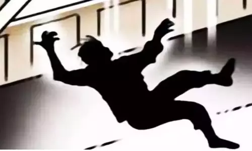 பாலாற்று ெரயில்வே பாலத்தில் இருந்து கீழே விழுந்து தொழிலாளி சாவு