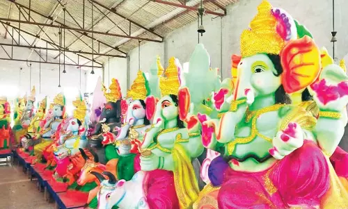 ஊத்தங்கரையில் விற்பனைக்கு  தயாராகி வரும் விநாயகர் சிலைகள்
