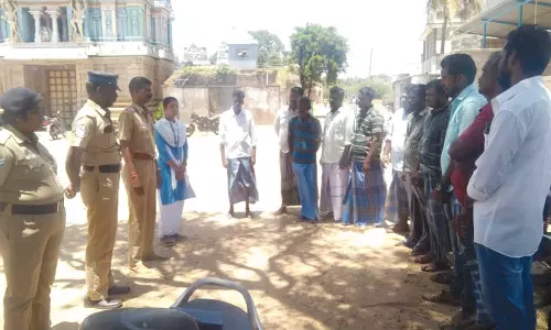 வேதாரண்யம் மீனவர்கள் எல்லை தாண்டி மீன்பிடிக்க செல்ல கூடாது