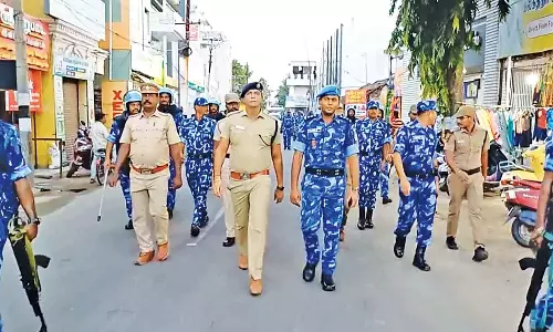 மத்திய அதிவிரைவு படையினர் ஆய்வு: துப்பாக்கி ஏந்தியபடி அணிவகுப்பு