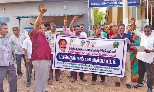 மயிலாடுதுறையில் தொடக்கப்பள்ளி ஆசிரியர் கூட்டணியினர் ஆர்ப்பாட்டம்
