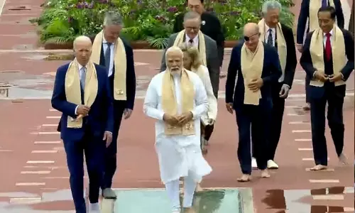 மகாத்மா காந்தி நினைவிடத்தில் வெறும் கால்களுடன் நடந்து சென்ற உலக தலைவர்கள்