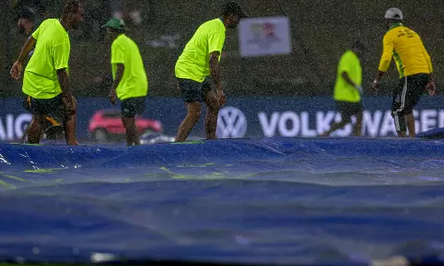 மழை குறுக்கிட்டதால் இந்தியா- பாகிஸ்தான் ஆட்டம் நிறுத்தம்