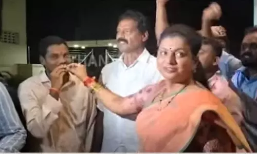 சந்திரபாபு நாயுடுவுக்கு சிறை - வெடி வெடித்து, கேக் வெட்டி கொண்டாடிய மந்திரி ரோஜா
