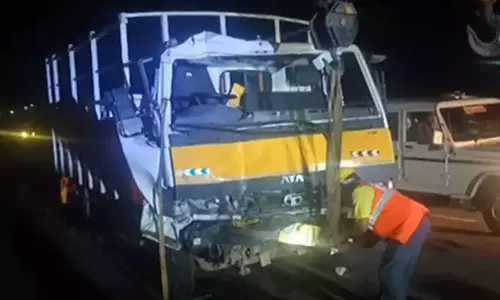 வாணியம்பாடி அருகே சோகம் - வேனும், லாரியும் மோதிய விபத்தில் 7 பேர் பலி