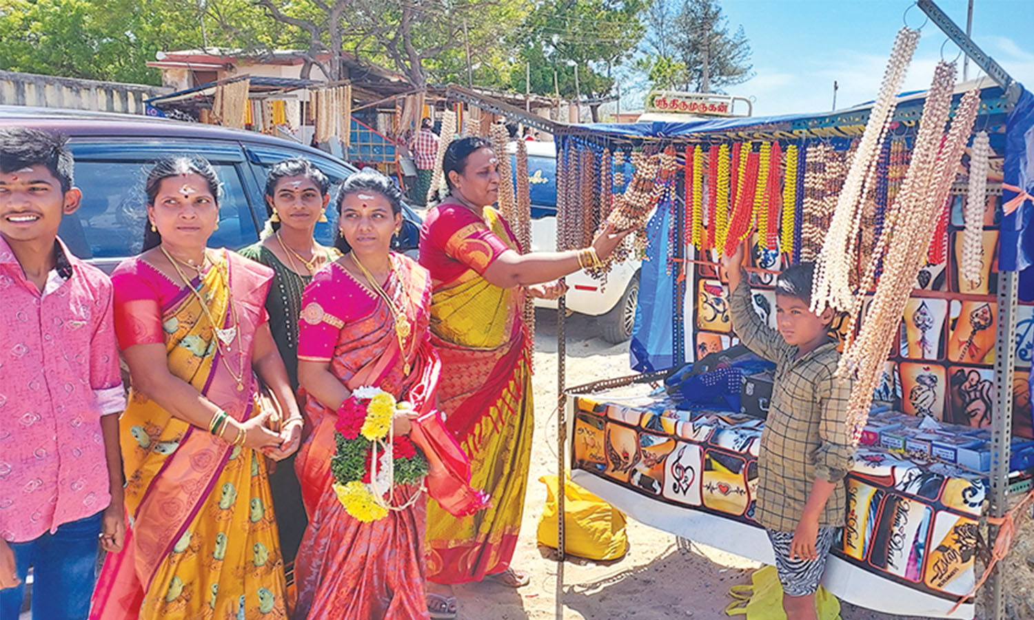 குலசேகரன்பட்டினம் தசரா திருவிழா குடும்பத்துடன் விரதம் தொடங்கும் பக்தர்கள்