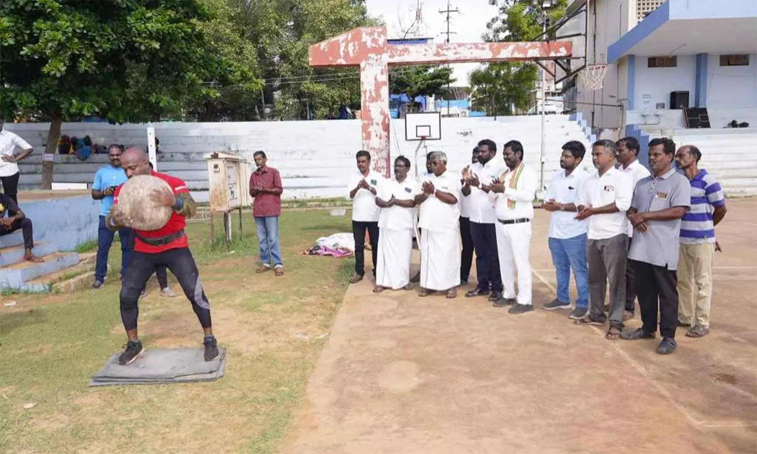 ஸ்டிராங் மேன் போட்டி- குமரி வீரருக்கு விஜய் வசந்த் எம்.பி. வாழ்த்து ஸ்டிராங் மேன் போட்டி- குமரி வீரருக்கு விஜய் வசந்த் எம்.பி. வாழ்த்து