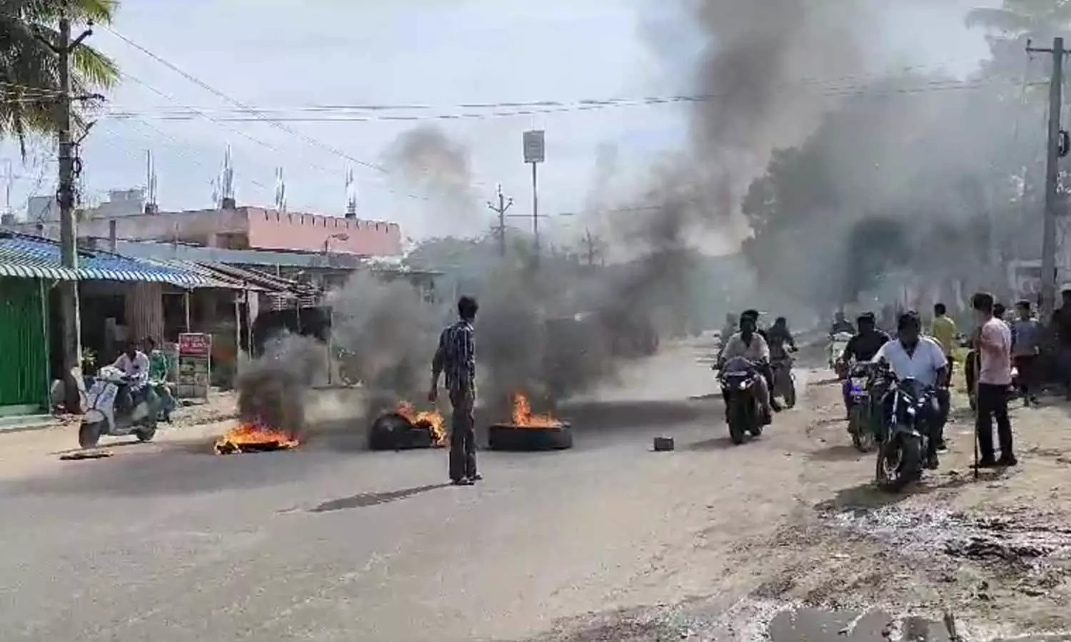 தெலுங்கு தேசம் கட்சியினர் மறியல்: வாகனங்கள் உடைப்பு- ஆந்திராவில் 144 தடை உத்தரவு