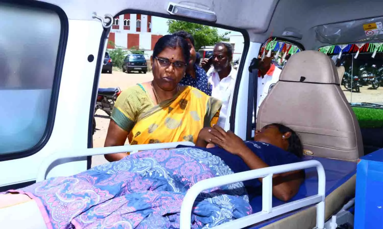 இன்சூரன்ஸ் பணம் கிடைக்க நடவடிக்கை எடுக்க கோரிஆம்புலன்ஸ் மூலம் வந்து மனு கொடுத்த பெண்
