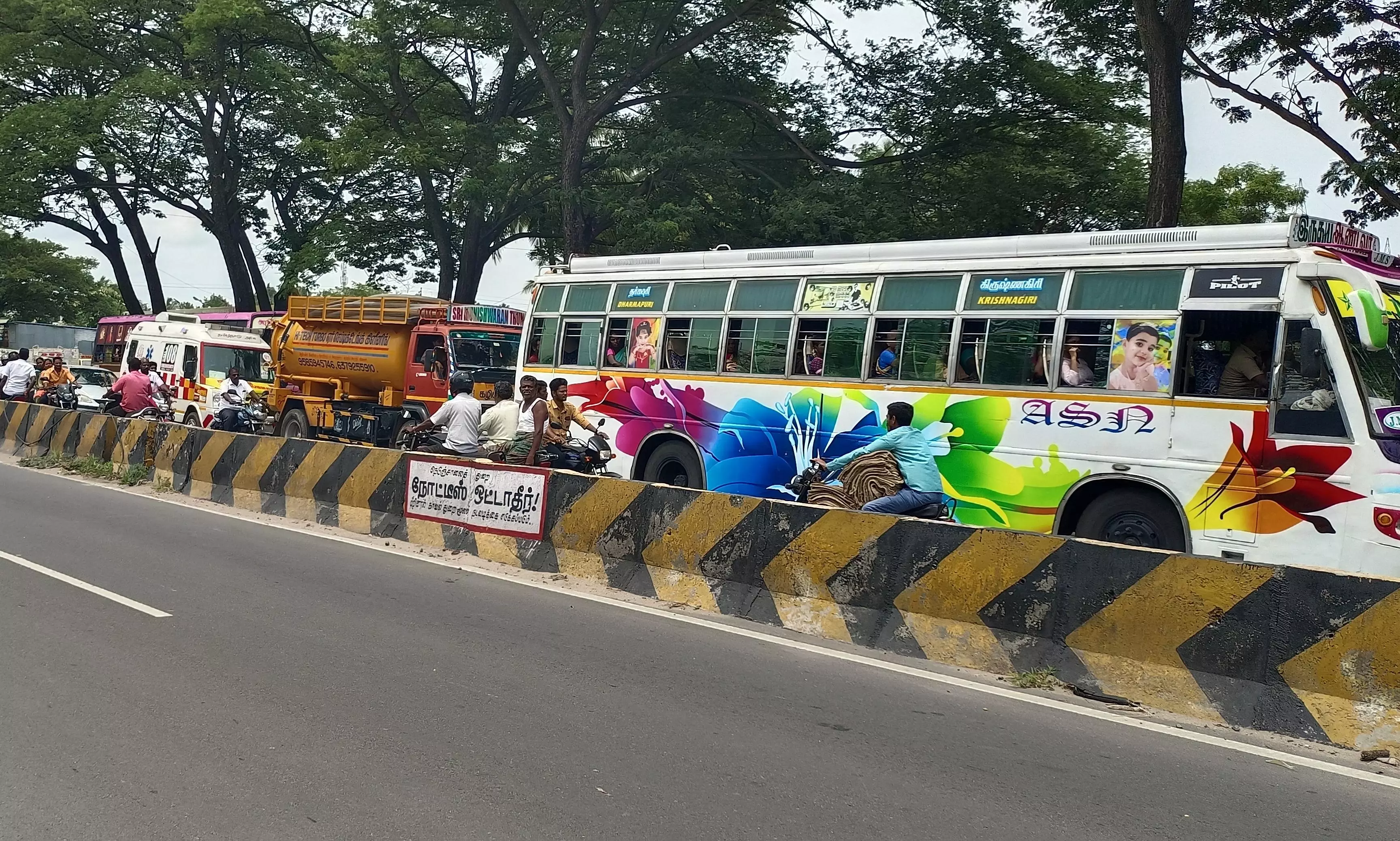 தருமபுரி அருகே சாலையில் சென்ற கார் மீது மரம் சாய்ந்து விழுந்து 2 பேர் காயம் போக்குவரத்து பாதிப்பு தருமபுரி அருகே சாலையில் சென்ற கார் மீது மரம் சாய்ந்து விழுந்து 2 பேர் காயம் போக்குவரத்து பாதிப்பு
