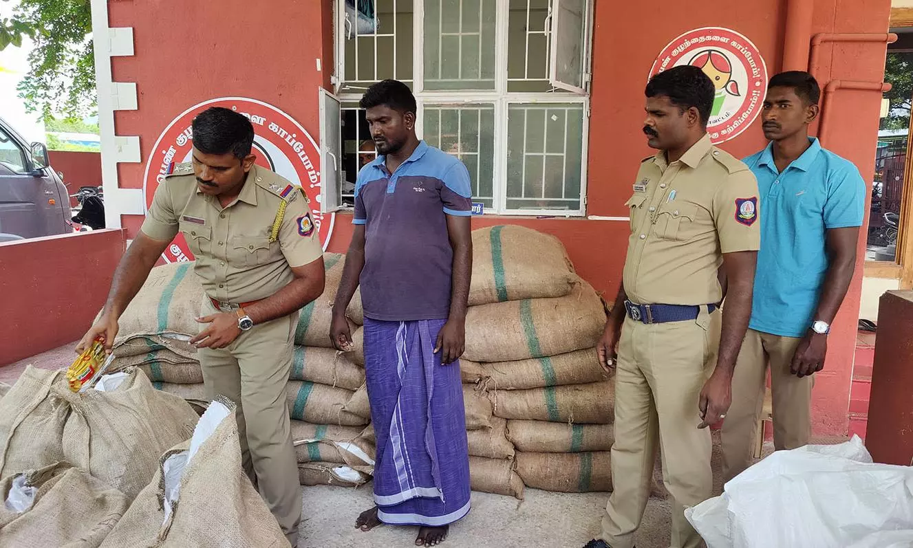 தருமபுரியில் சரக்கு வேனில் 750 கிலோ குட்கா பொருட்களை-கடத்தி வந்த 2 பேர் கைது தருமபுரியில் சரக்கு வேனில் 750 கிலோ குட்கா பொருட்களை-கடத்தி வந்த 2 பேர் கைது