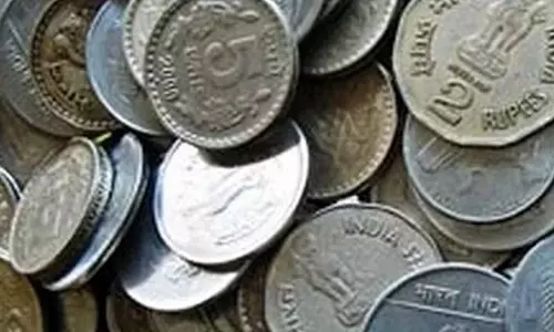 கட்டுக்கட்டாக இருந்த பணத்தை எடுக்காமல் சில்லறை காசுகளை மட்டும் திருடிய மர்மநபர்