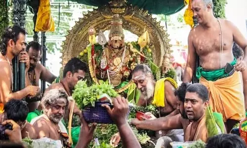 திருச்செந்தூரில் வெள்ளி சப்பரத்தில் சுவாமி சண்முகர் பச்சை சாத்தி கோலத்தில் வீதி உலா