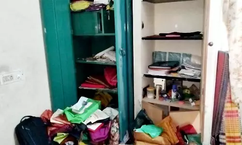 ஈரோட்டில் தனியார் பள்ளி ஆசிரியை வீட்டின் கதவை உடைத்து 17 பவுன் நகை திருட்டு