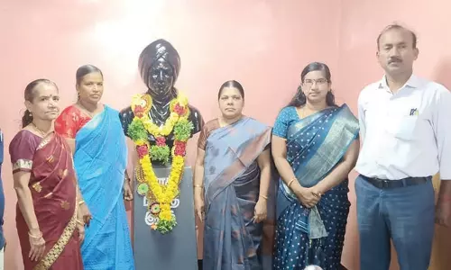 102-வது நினைவு தினத்தையொட்டி எட்டயபுரத்தில், பாரதியார் சிலைக்கு அரசு சார்பில் மரியாதை