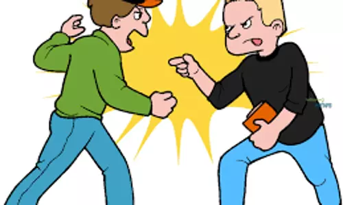 பயணிகளை ஏற்றுவதில் தனியார் பஸ் ஓட்டுனர்களிடையே மோதல்