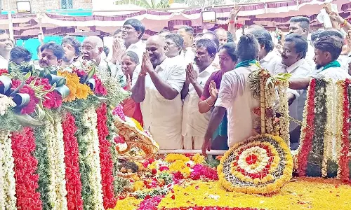 பரமக்குடியில் தியாகி இமானுவேல் சேகரனார் நினைவிடத்தில் அ.தி.மு.க.வினர் அஞ்சலி