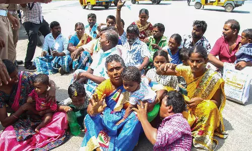 கலெக்டர் அலுவலகம் முன்பு ஒரே குடும்பத்தை சேர்ந்த 20 பேர் தீக்குளிக்க முயற்சி