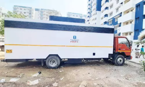 பணியில் இருக்கும் போலீசார் பயன்படுத்த 10 நடமாடும் கழிப்பறை வாகனங்கள்- தமிழக அரசு ஏற்பாடு