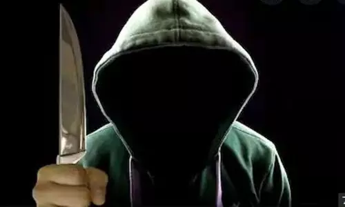 விவசாயியிடம் கத்தியை காட்டி மிரட்டி பணம் பறிப்பு