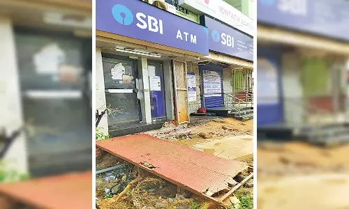 பாவூர்சத்திரத்தில் வாடிக்கையாளர்களை அச்சுறுத்தும் ஏ.டி.எம். மைய நடைமேடை