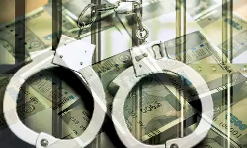 ரெயில்வே துறையில் வேலை வாங்கித் தருவதாக ரூ.56 லட்சம் மோசடி வழக்கில் மத்திய அரசு ஊழியர் மனைவியுடன் கைது