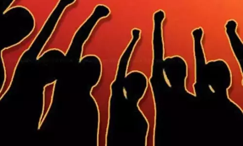 தொழிலாளி உடலை வாங்க மறுத்து போராட்டம்