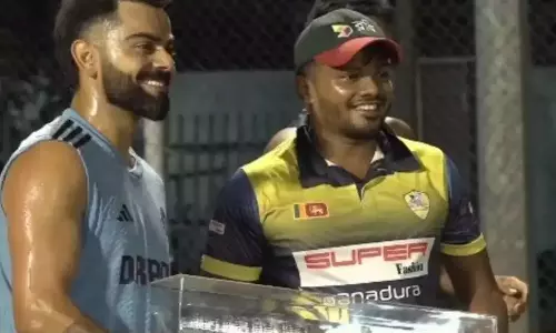 விராட் கோலிக்கு வெள்ளி பேட்டை பரிசளித்த இலங்கை நெட் பவுலர்- வைரலாகும் வீடியோ