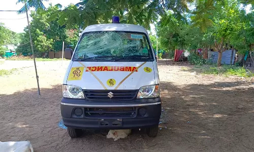 தி.மு.க பிரமுகர் கொலை முயற்சி வழக்கில்  கைது செய்யப்பட்ட புகழேந்தி ஆம்புலன்சில் மர்ம நபர்கள் கல்வீச்சு