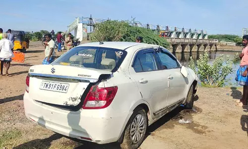 சிதம்பரம் அருகே கார் கட்டுப்பாட்டை இழந்து ஆற்றில் கவிழ்ந்து நகைக்கடை உரிமையாளர் மனைவி பலி