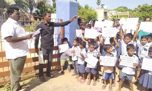 அகரம் அரசு பள்ளியில் ஆசிரியை மாற்றத்துக்கு எதிர்ப்பு