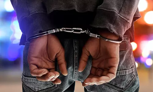 இளம்பெண் மீது மோட்டார் சைக்கிளை ஏற்றி கொலை செய்ய முயற்சி- வாலிபர் கைது