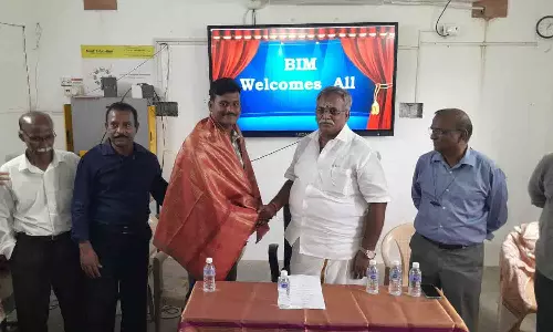 அரசு பணிக்கு தேர்ச்சி பெற்ற மாணவர்களுக்கு பாராட்டு