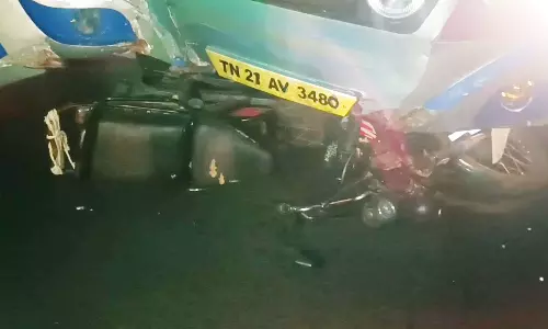 மொபட் மீது மினி பஸ் மோதி விபத்து