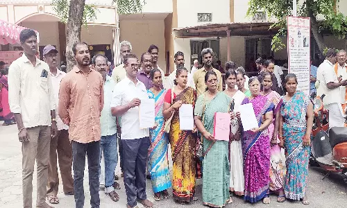 வேலூரில் முறைகேடாக சாலை பணி நடப்பதாக புகார்