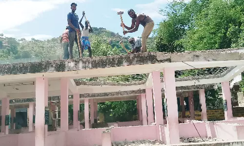 வேலூர் காகிதப்பட்டறை உழவர் சந்தை இடிப்பு