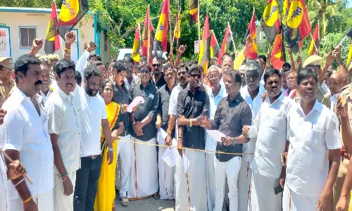தே.மு.தி.க.வினர் பள்ளிகொண்டா சுங்க சாவடியை முற்றுகையிட்டு போராட்டம்